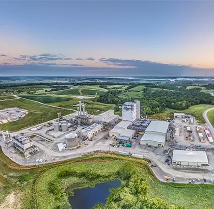 Qore 在美国爱荷华州的 Eddyville 正式启动运营，标志着其大型玉米加工设施的落成，为生物基解决方案的规模化生产开启新篇章