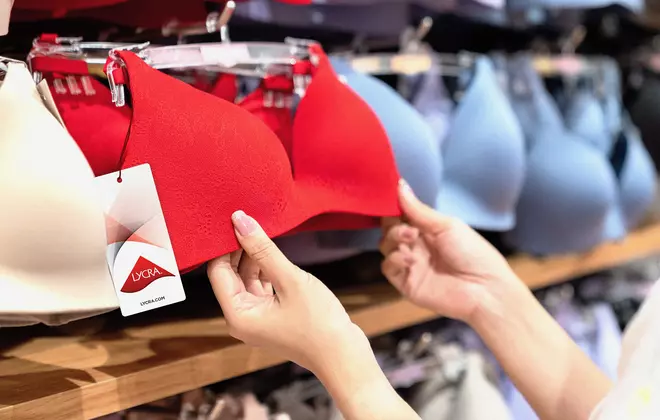 Order free hangtags or request a trademark license agreement to leverage the value of LYCRA® brand to drive sales.